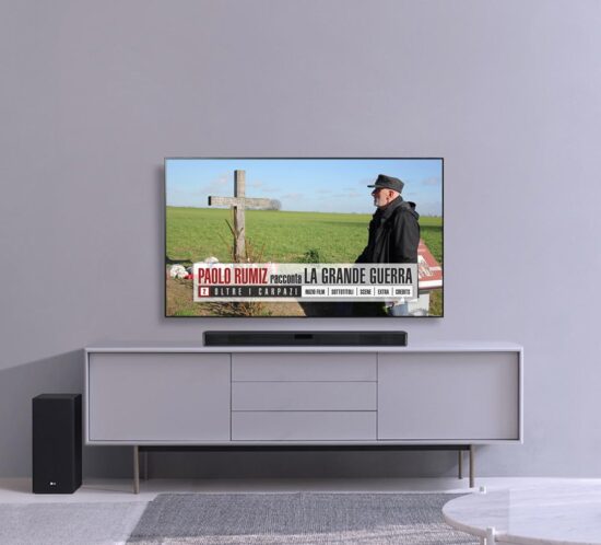 Salone grigio e schermo TV con il menu principale del secondo DVD della collana Paolo Rumiz racconta la Grande Guerra